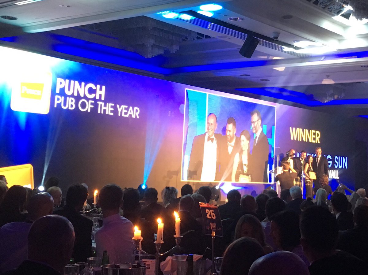 Lovely evening at the #greatBritishPubawards with @morningad. Congratulations to all the nominees and winners especially the team @therisertruro for winning @punchpubs of the year 🍾🍾 #WeLovePubs