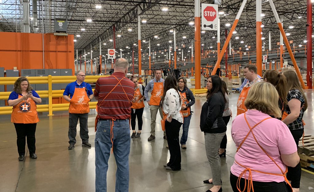 cvalade33's tweet photo. Super great training day with our OASMs diving into operations and touring the RDC! Really appreciate our Ops team in D274! Thanks Lisa and Jay for teaching! #D274striveformore #D274develops @Bselch @kyle_mckinnon12 @TamaraRoden @creditismything @JMelonHD https://t.co/ptPMuAWtQb