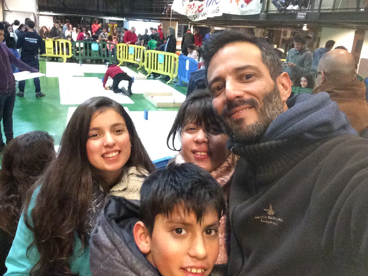 NessiPablo's tweet photo. Hoy compartiendo con mis hijos el @sumo_uy 2019. Linda propuesta la de este año donde el enfoque es la aplicación ecológica de estos robots. #sumouy #tecnología #ceibal #STEM #udelar #FINGudelar https://t.co/rcQ0K4moNv