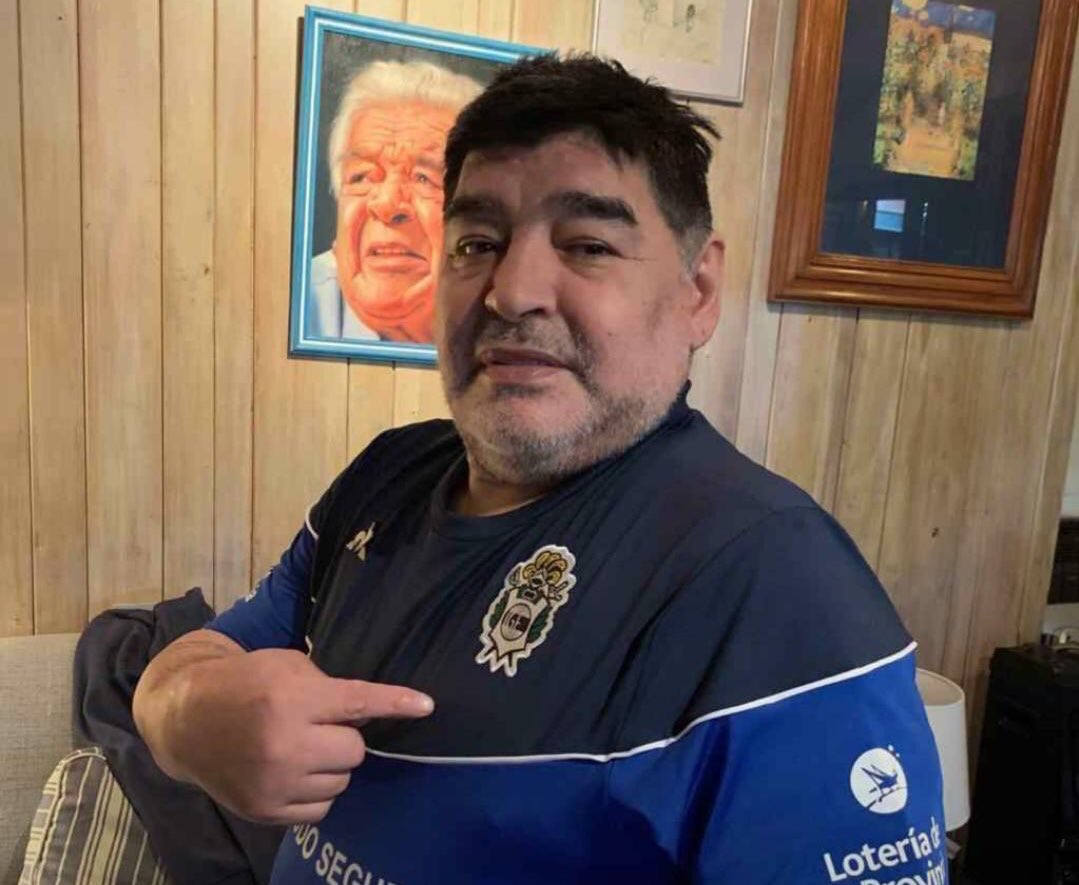 #CGE #GELP ⚽️ DIEGO ESTÁ RE MANIJA 🔹 D10S recibió a Pellegrino en su casa de Bella Vista con una canción de la hinchada a todo volumen. Se puso la camiseta de Gimnasia que le llevó de obsequio el Pte. y pidió “URGENTE” tomar contacto con los jugadores y con el pueblo Tripero