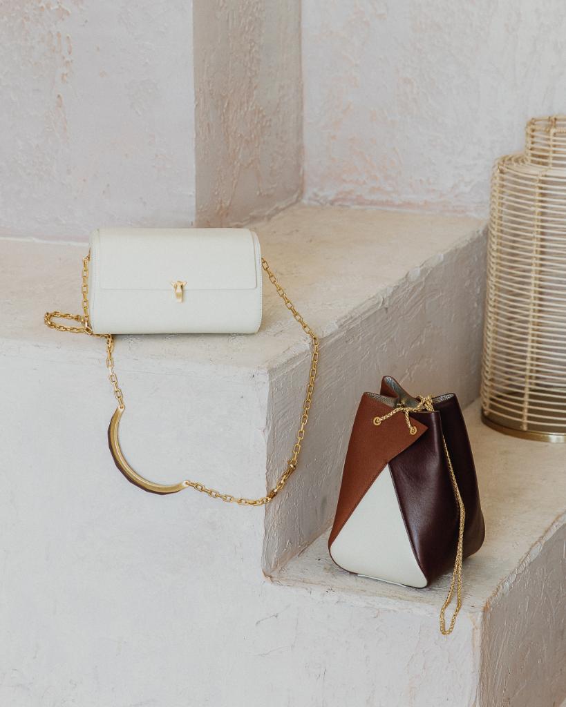 hudsonsbay's tweet photo. You can never have too many handbags! Shop new Designer handbags from The Volon. Now available online and in-store.  https://t.co/Ta1j8MV9gb
___________
#HBSTYLE #TheVolon #Designer https://t.co/nRCynVEtPN