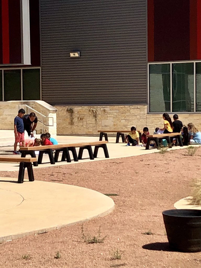 teaching3rdMrG's tweet image. I enjoyed seeing this today! @Ramirez2ndgrade class making observations and journaling in the courtyard. It was awesome to hear the kids conversations about science. #ABSproud @ABStrawn