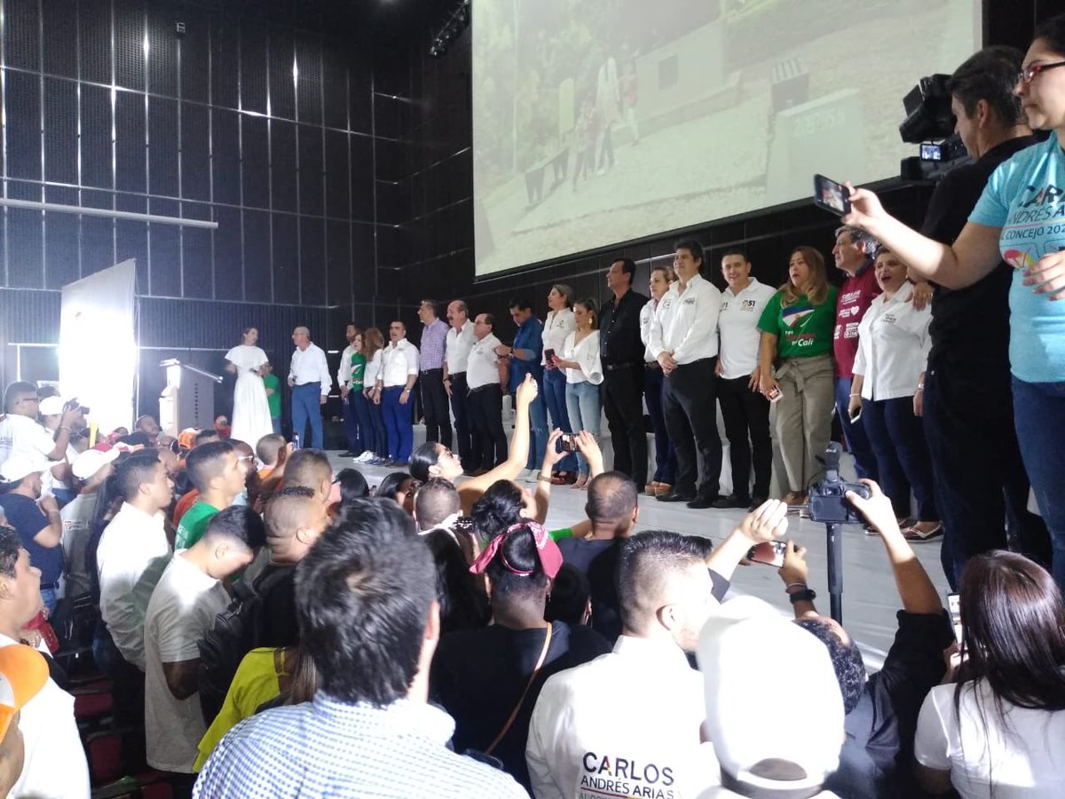 JovenPodemos's tweet photo. Hoy acompañando a @JorgeIvanOspina en el evento de adhesión del @partidodelaucol a su candidatura. #OspinaAlcalde https://t.co/XpSBwvadTg