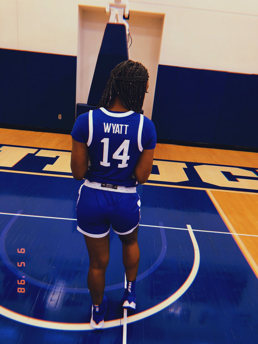 tot_tot14's tweet image. Blue looks good on you 💙 #JUNIORYR👀