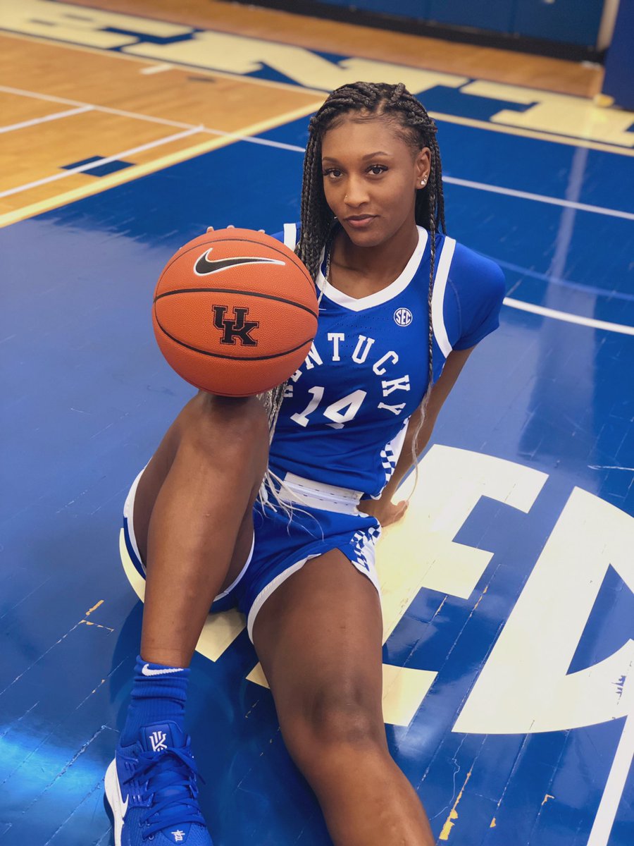 tot_tot14's tweet image. Blue looks good on you 💙 #JUNIORYR👀