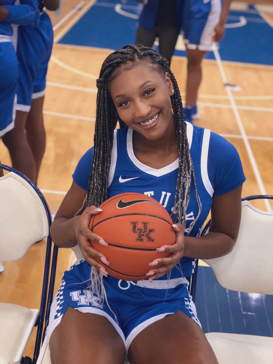 tot_tot14's tweet image. Blue looks good on you 💙 #JUNIORYR👀