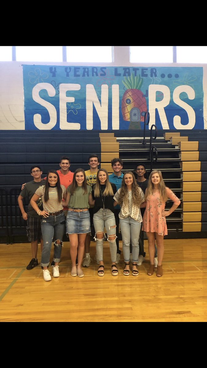 CrossShs's tweet photo. I see you Fonsi! #homecomingcourt #makeit2 https://t.co/dvAhq1YNAr