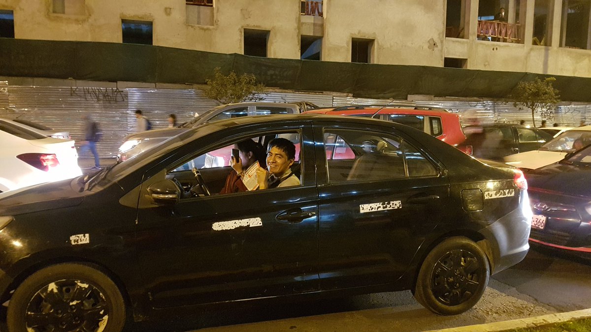 tcarpiov's tweet image. #5Set Por primera vez en una marcha los automovilistas aplauden, tocan los claxon apoyando a los manifestantes
# QueSeVayanTodos
