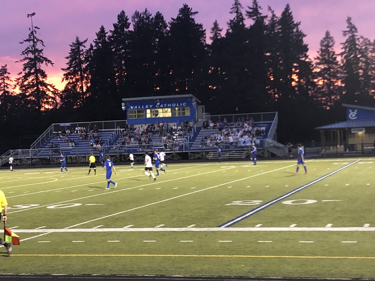vcvaliants's tweet photo. Still scoreless as @_ValleyCatholic Boys Soccer hosts Stayton. What a beautiful night for soccer! 📸 by @bisonbabe92 #BeValiant #wearevc https://t.co/CFfYvH6AVr