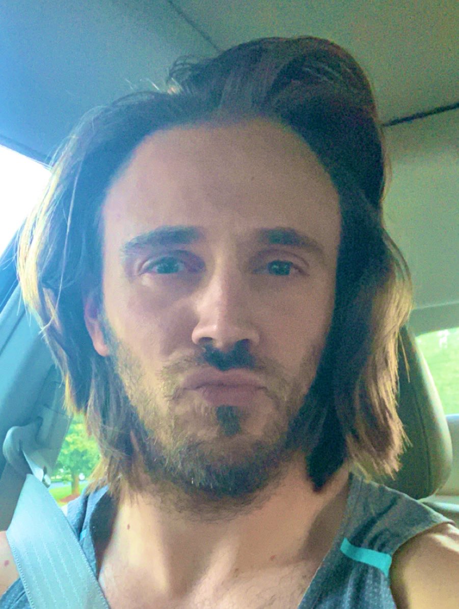 andylamp's tweet photo. How does my hair still smell so good after two workouts today? 😆😘 https://t.co/iIbTh8Swhw
