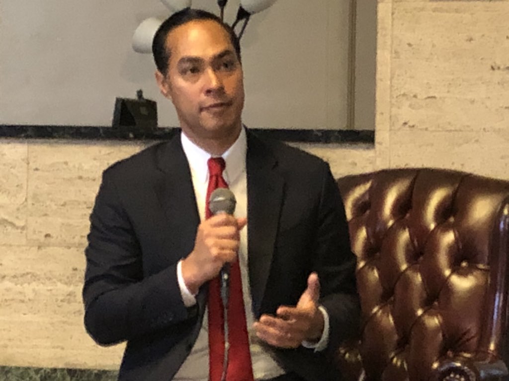 SergioChapa's tweet photo. Julian Castro on Energy: He does not oppose fracking right now but says it will be phased out eventually. He wants renewables to provide 100 percent of the nation's power by 2035 -- creating new jobs in clean energy #EIJ2019 #SAAHJ #SATX https://t.co/NrXsLT3M6U