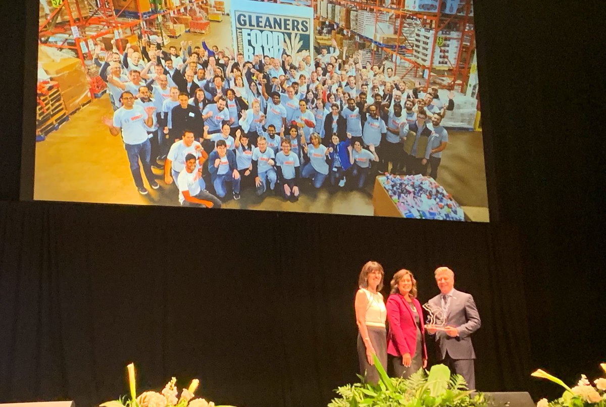 Huge shout out 🙌🏼 to our @boschusa associates who support @Gleaners, @RougeFriends, @UnitedWaySEM & many others, helping #Bosch win the @MCSConline 2019 Governors Service Award! Thanks @GovWhitmer! #volunteerMichigan #teambosch #boschcares