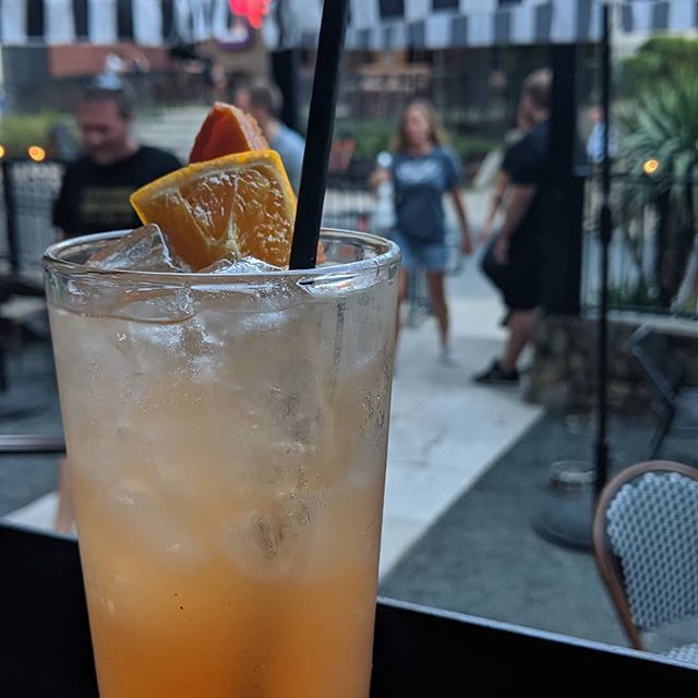 runthruairports's tweet image. A hot day calls for a refreshing Bellini.  #raineystreet #austin #weekendinaustin #weekendstartsnow #bellini #cocktailbar #cocktails #summernights