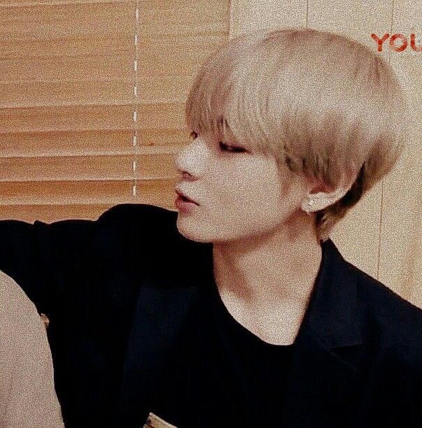 autkym's tweet photo. taekook au! jungkook in class 2 

onde jungkook vira o centro das atenções por dar conselhos amorosos bons -mesmo não conseguisse resolver os seus. ou onde kim taehyung procura jungkook para ajudá-lo a conquistar seu crush. https://t.co/gZHBzffbJb
