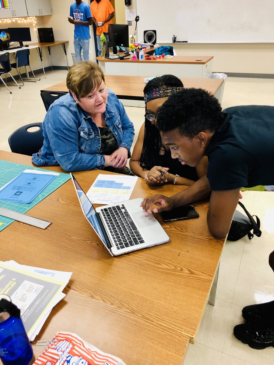 DvillePTECH's tweet image. The P-TECH team is @Duncanville_HS Meet the Teacher helping students and parents track their progress toward Computer-Aided Design and Drafting certificates and the AAS 🎓 #chartsuccess