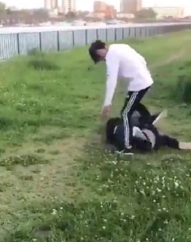 女子 中学生 飛び 蹴り