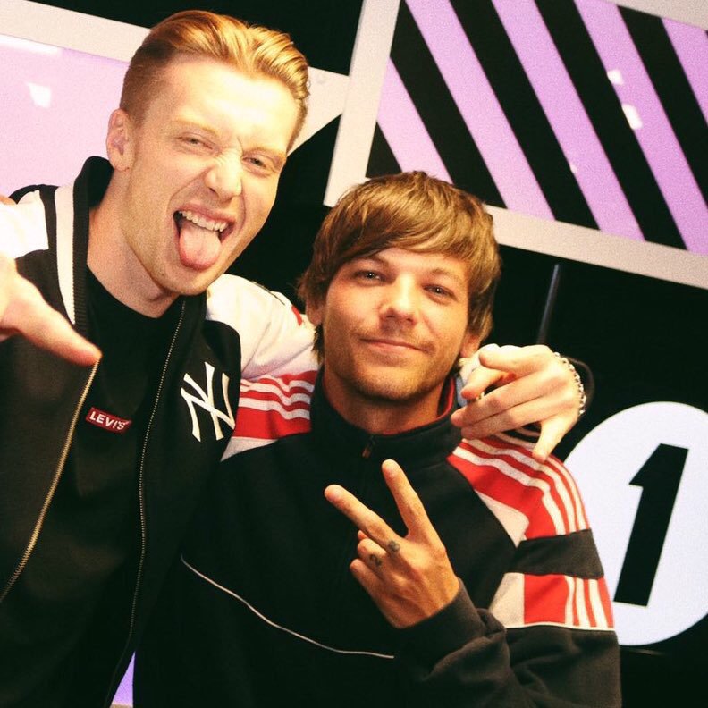 BiaJacon's tweet photo. Louis é fofo em qualquer situação, eu não aguento. Olha o tamanho dele, gente 💙 https://t.co/0ZX8hMXrcE