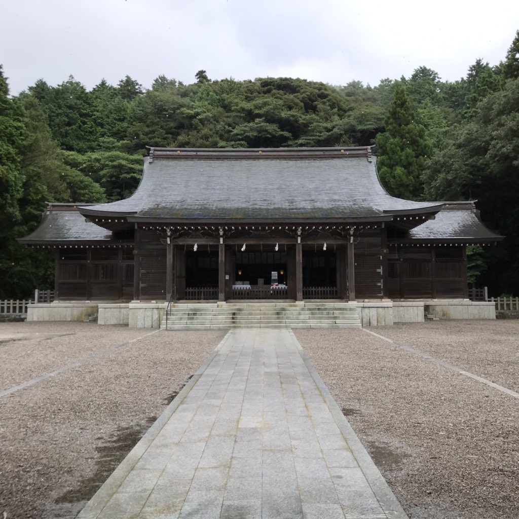 odekakezuki's tweet photo. 隠岐国2日目は、島後の西郷港8:30の内航船で中ノ島の菱浦港へ、
菱浦港に着いたら大雨で、隠岐神社へはレンタサイクルは諦めタクシーをチャーター。
丁度、参拝した途端に雨が上がり、また、社務所の方も不在だったのが帰ってらして、御朱印も 頂く事が出来ましたw https://t.co/bcvAUePcoN