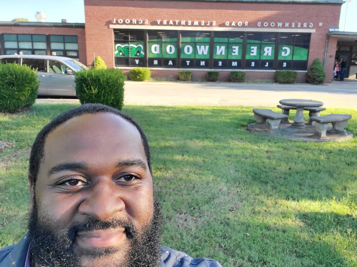 joe4d4's tweet photo. When the board appointed us to this seat, We took it seriously! 5 #district4 schools in one night! Great meeting the awesome students, families, administrations, and staff at @BTHS_Bears @Doss_High @trunnelltigers @GreenwoodElemen @CaneRunCougars !
Great night! https://t.co/gNE0owFsHk