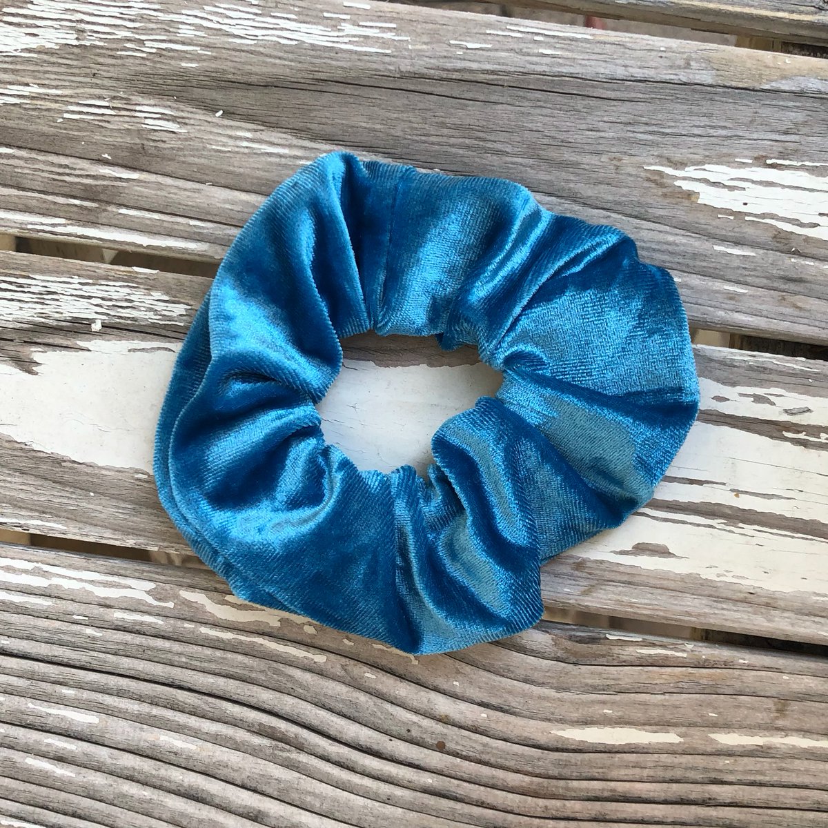 threadsbytie's tweet photo. stash scrunchie giveaway!!
-retweet to enter
-must be following @threadsbytie
-tag some friends!
-winner will receive 4 stash scrunchies, complete w hidden 2” zippers
-ends 8/1 🖤 https://t.co/L7jZGmtbRi