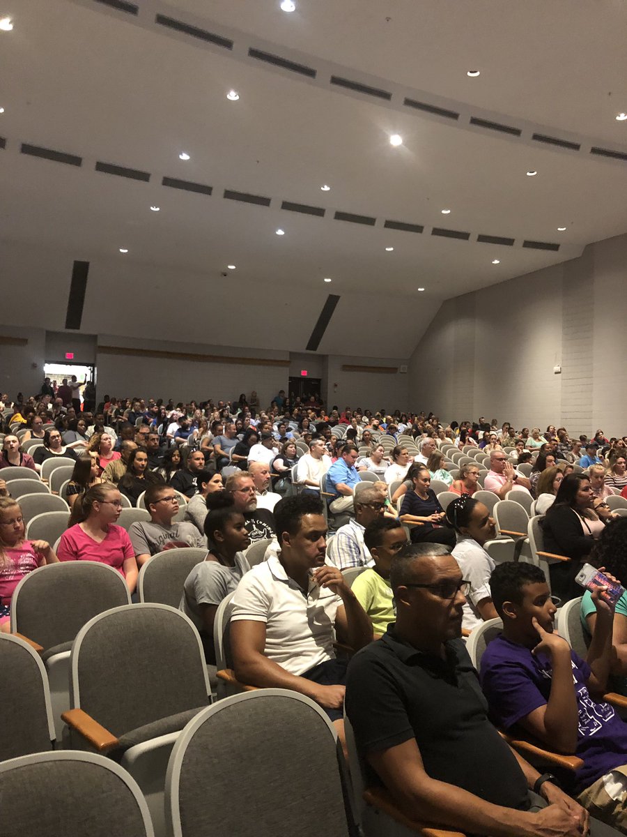 Messier_EP's tweet image. Beautiful sunset at Martin to end our “Meet the AMAZING teachers and OUTSTANDING support staff night.” What a great turn out!  It was a pleasure talking to all our families. #RiseUp #BuildingRelationships #ProudAdmin @MartinWildcats