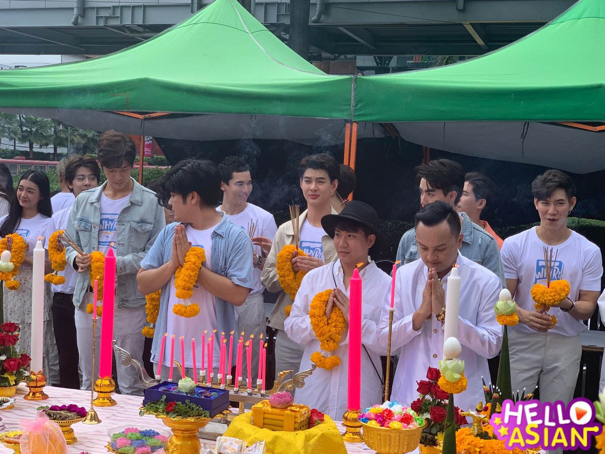 Hello_asian's tweet photo. บรรยากาศบวงสรวงซีรีส์ "WHY R U THE  SERIES  เพราะรักใช่เปล่า"   นำทีมโดย เซ้นต์-ศุภพงษ์, ซี-พฤกษ์, จิมมี่-กานต์, ทอมมี่-สิทธิโชค นี้แค่เรียกน้ำย่อย! ติดตามสกู๊ปและภาพเพิ่มเติมได้ที่ https://t.co/qpnnzUrIKh
#WhyRU https://t.co/woGo5TSHoS