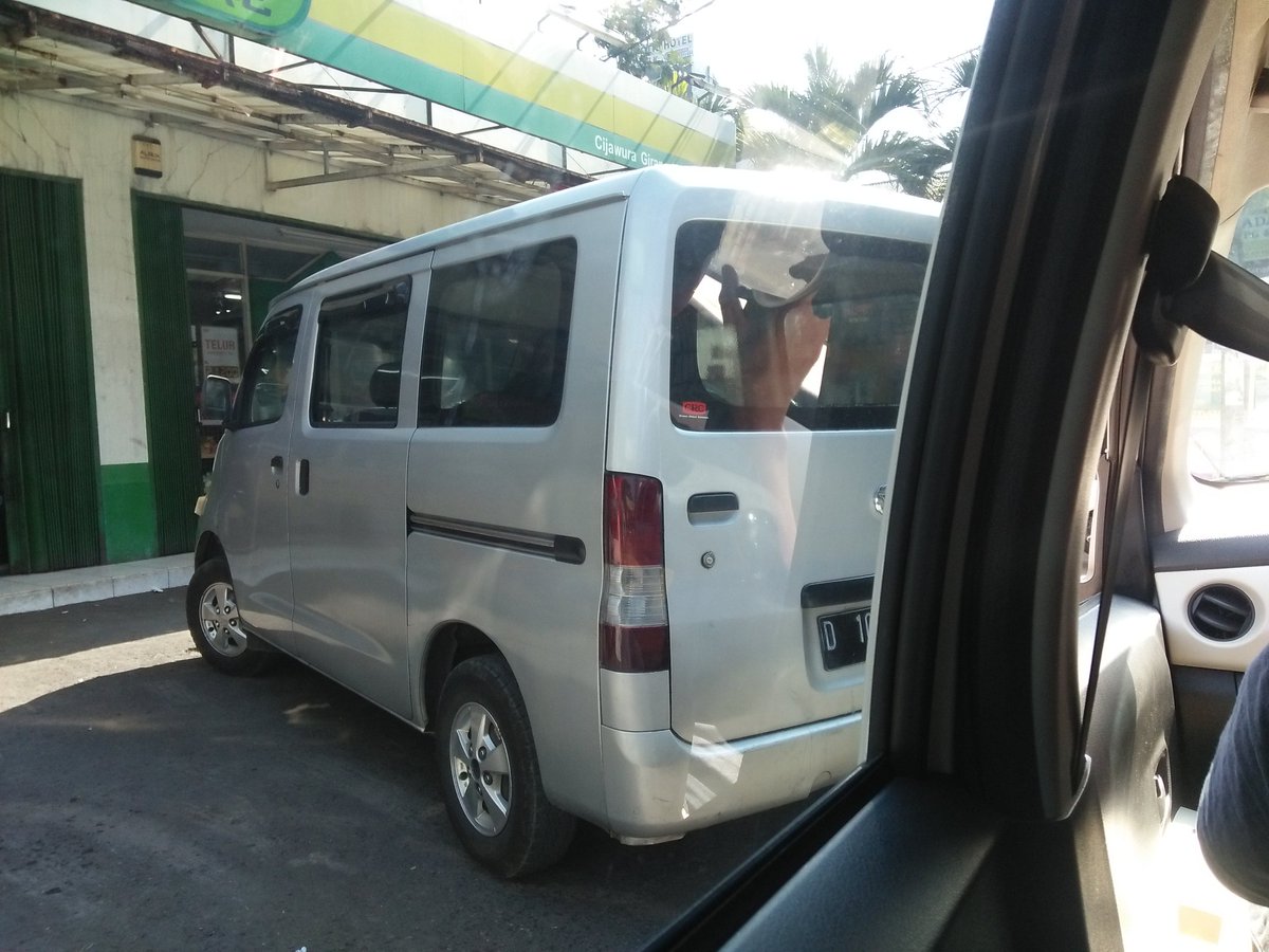 Diditidit's tweet photo. whyyy akiii 😂bye grand max, ditinggal sementara dulu disini :( https://t.co/e2BYDofzWU