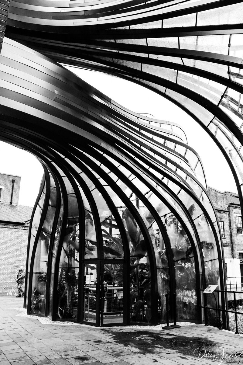 Shootfromttrip's tweet image. A final look at our trip to the Bombay Sapphire Distillery Tour at Laverstoke Mill in Hampshire. From admiring the stunning botanical glasshouses, to a tour of the still house and a gin tasting at the end. Perfect. 🍸#bombaydistillery #gin #traveltribe 

shootfromthetrip.com/bombay-sapphir…