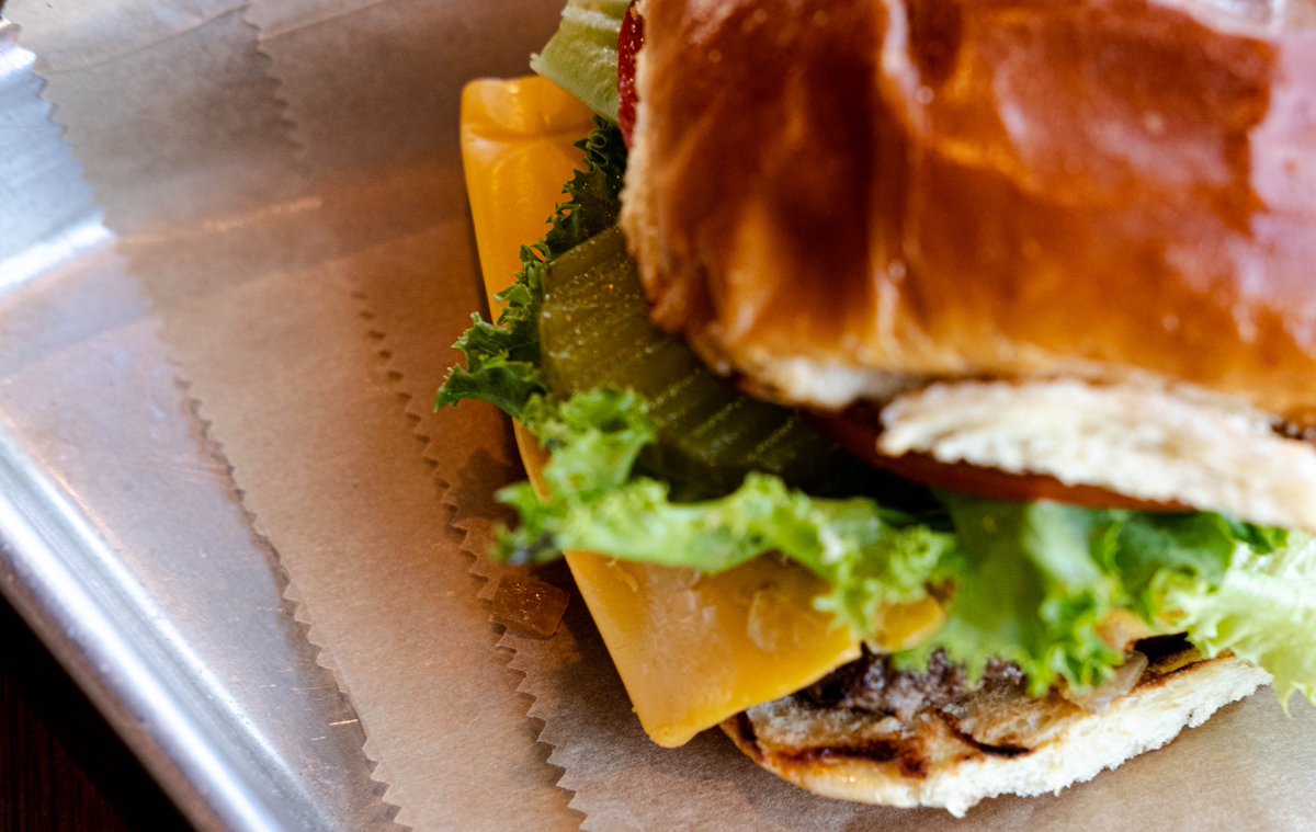 DailyProjectsCo's tweet photo. Burgers and almond milk teas. Doesn’t get much better https://t.co/6cTAVUug65