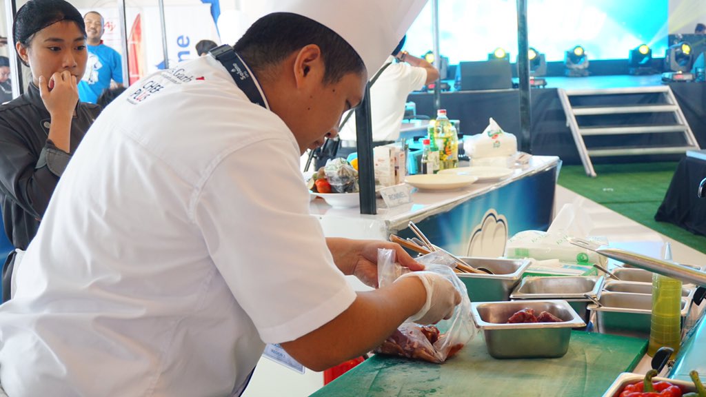 PhilippineStar's tweet photo. HAPPENING NOW: Chefs from different regions around the country battle their hearts out as they cook mouth-watering dishes for #SolaneKitchenHero semi-finals at Eton Centris, Quezon City. The competition is hosted by actress and food lover Donita Rose. (2/5) https://t.co/ldugXI51U9