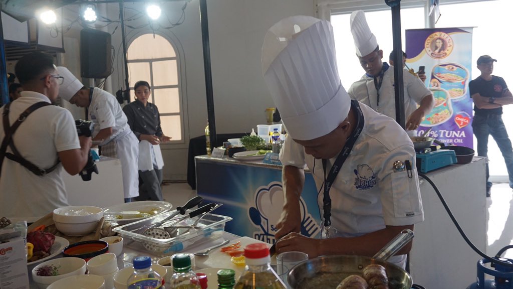 PhilippineStar's tweet photo. HAPPENING NOW: Chefs from different regions around the country battle their hearts out as they cook mouth-watering dishes for #SolaneKitchenHero semi-finals at Eton Centris, Quezon City. The competition is hosted by actress and food lover Donita Rose. (4/5) https://t.co/SHKUGirOcq