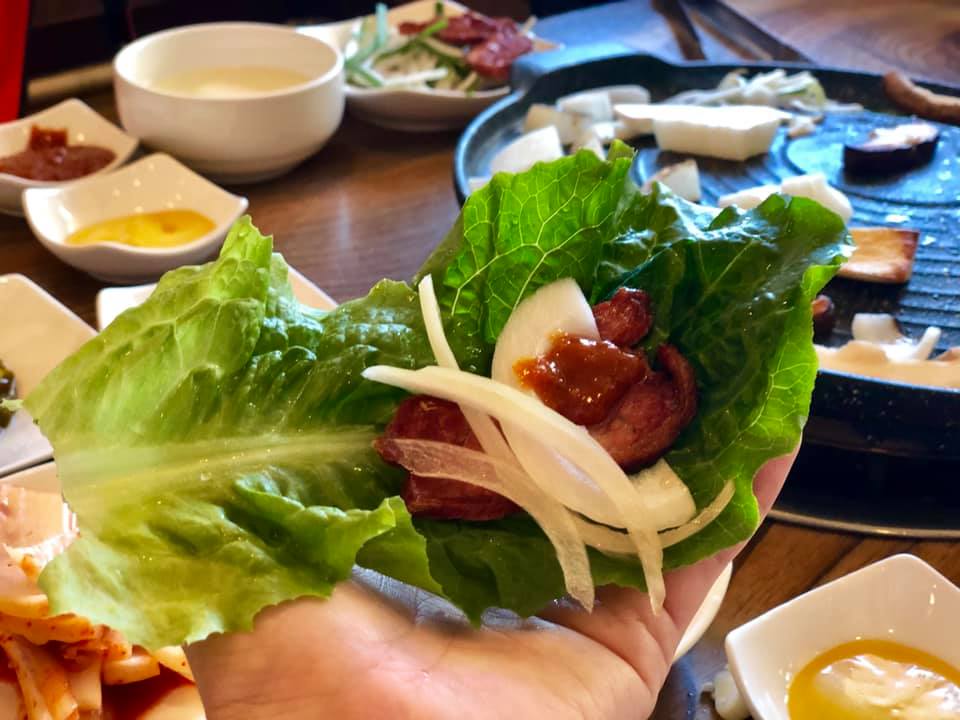 twittkto's tweet photo. #忠清北道 旅行記 🔹食事編🔹
鴨料理が有名な #曽坪(ジュンピョン)でのランチは｢コヒャンエマッ #고향애맛｣で燻製鴨肉の焼肉。お肉はとってもジューシーで美味😋 メニューにはありませんが、人数が少ない時にはパンマリ(半羽)から注文可能です。
曽坪郡 曽坪邑 駅前路57 (증평군 증평읍 역전로 57) https://t.co/O8ziLpMh2A