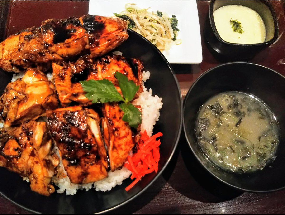 Hiroreropon Pa Twitter 本日紹介の渋谷ランチは こちら 11時30分オープンで限定20食だったと思いますが ここの焼き鳥丼はボリュームが凄い 美味しいスープもお代わり可能で 東京で 渋谷で 道玄坂で なんと 500円 税込み 最強コスパです