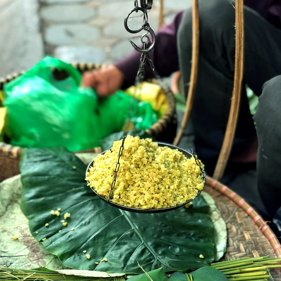 MyanmarTouching's tweet photo. Young sticky rice is still the special folk food in Hanoi. Wrapped in lotus leaves, young sticky rice always keeps their softness and fragrance. Authentic Com must be flat, lime-green, sticky and smell pleasant like the scent of green rice. 
#indochina #myanma #com #hanoi https://t.co/pDoqvX2LWz