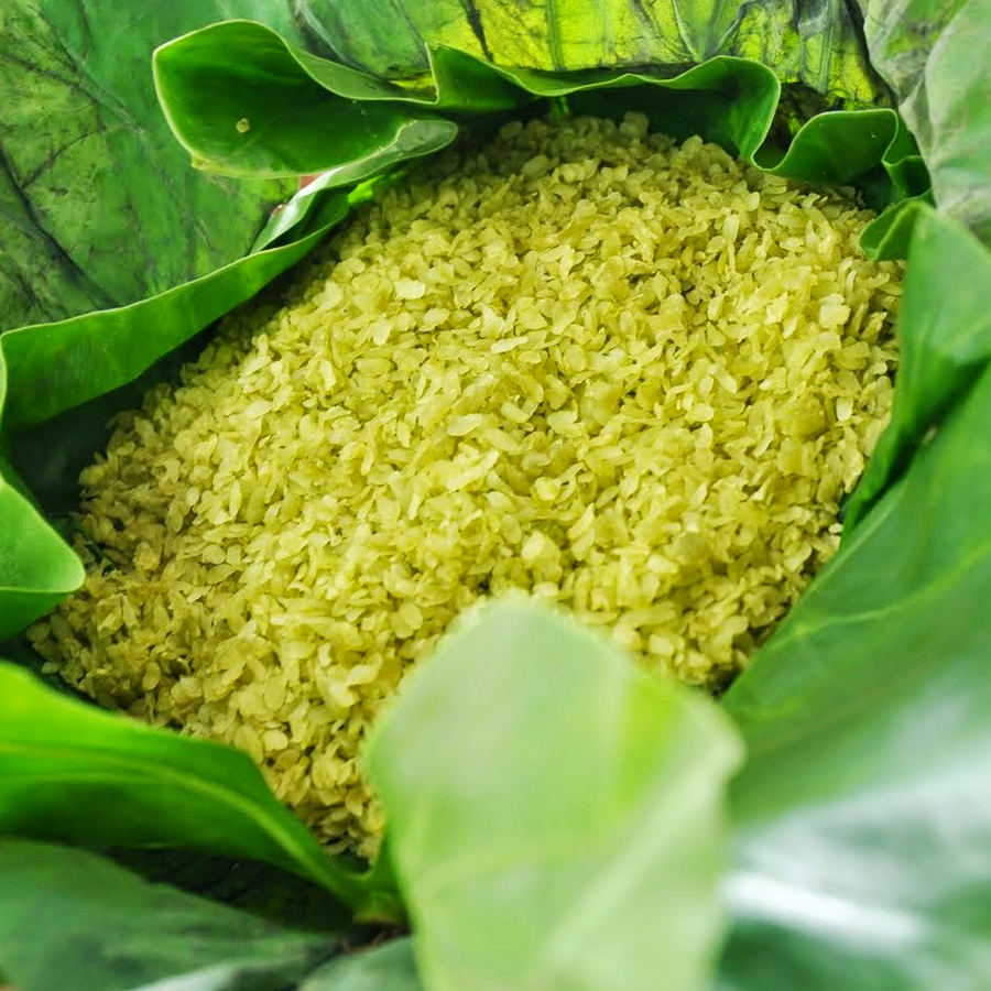 MyanmarTouching's tweet photo. Young sticky rice is still the special folk food in Hanoi. Wrapped in lotus leaves, young sticky rice always keeps their softness and fragrance. Authentic Com must be flat, lime-green, sticky and smell pleasant like the scent of green rice. 
#indochina #myanma #com #hanoi https://t.co/pDoqvX2LWz