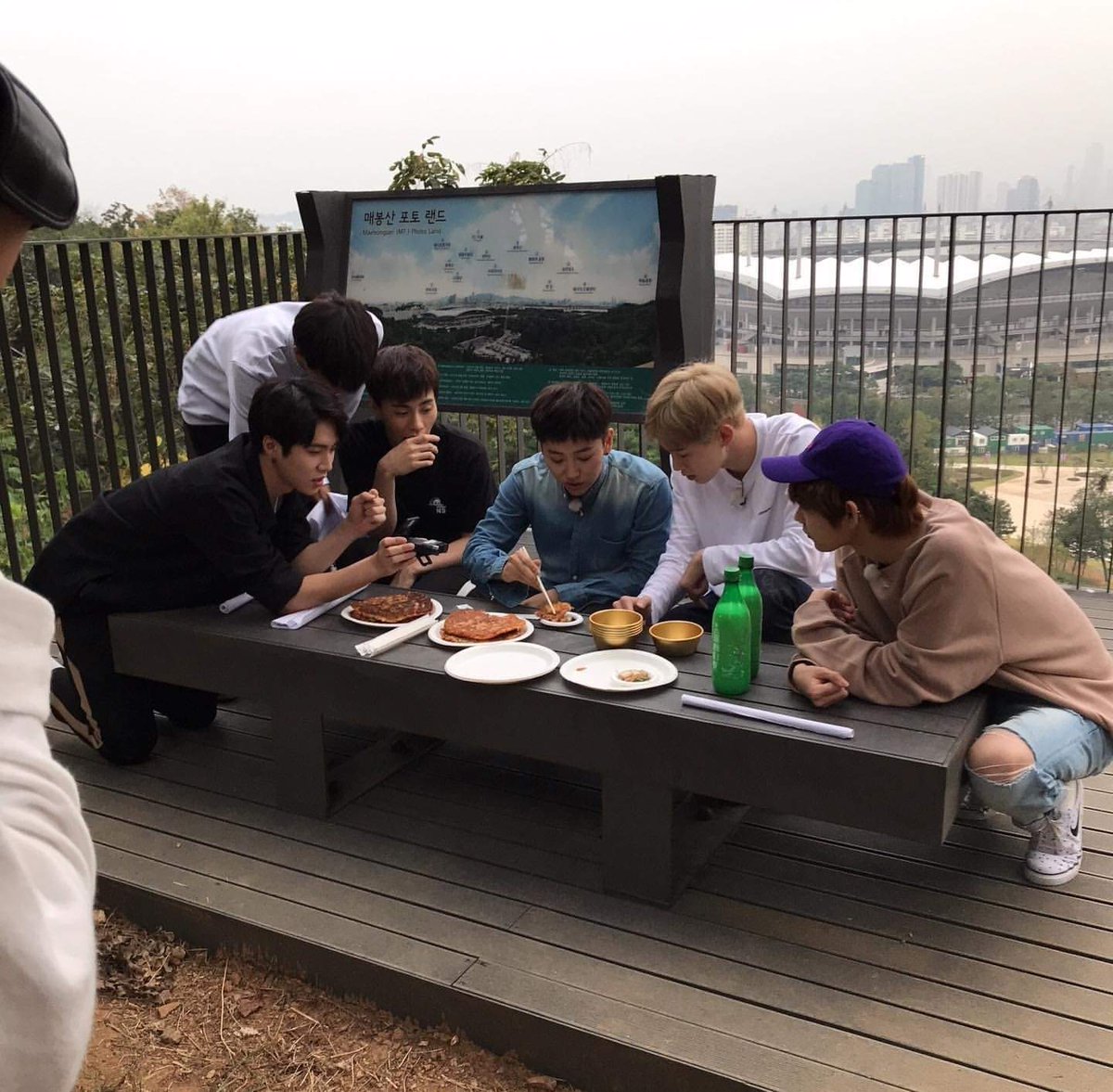 dittomitto1's tweet photo. Posted by the Jalbwajwo JBJ &amp; After party idol scriptwriter after Longguo's long post 😭 https://t.co/lKsWLDifVM