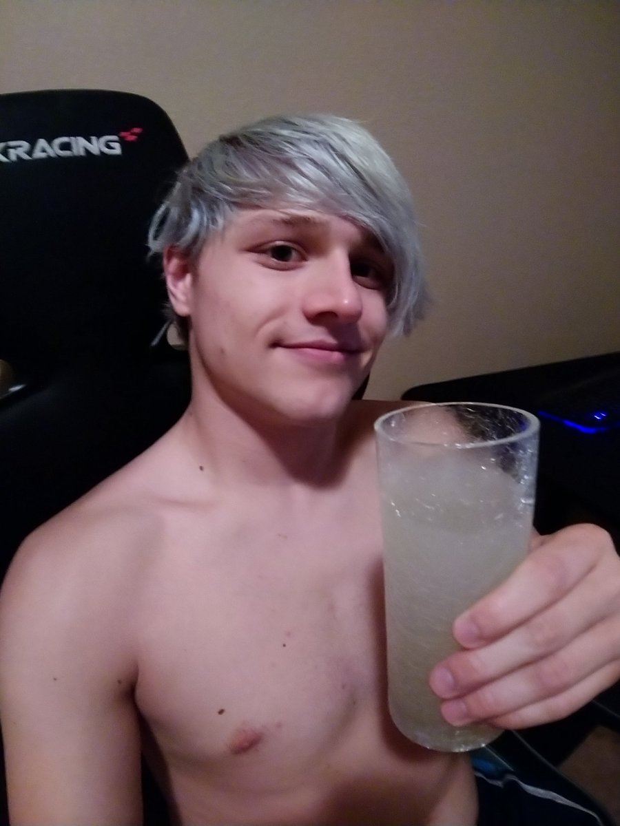 RobinMooreXXX's tweet photo. Sippin on mah rum and lemonade. Toast with me @amyrx1220! #littleangel #sadboy #sadboi #saddrunk #drunkalone #drank https://t.co/OoL3wUKqlj