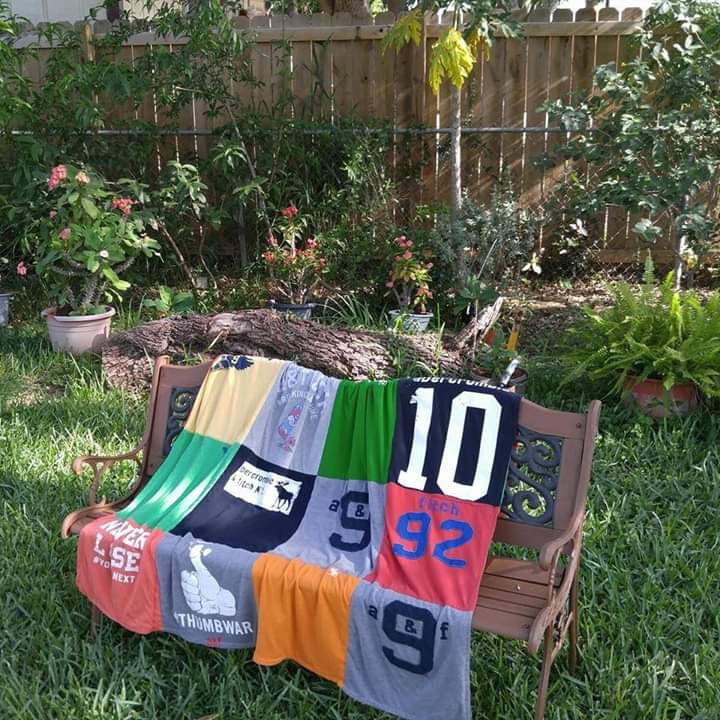MayraMemory's tweet photo. Abercrombie tshirt blanket I made my son. Softest blanket EVER!
#imaketshirtblankets https://t.co/lqFjIPo301