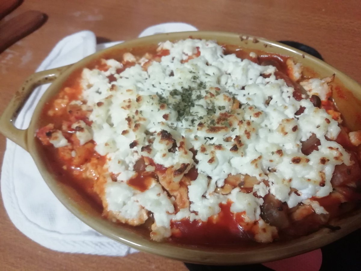 ユ コ 筋トレメシ トマト缶とコンソメキューブ1つ むね肉100g たまねぎ しめじ30gずつ カッテージチーズ 10gでグラタン風 玄米とオクラの味噌汁と くらいの食生活続けてるから相当ジャンキーに感じる