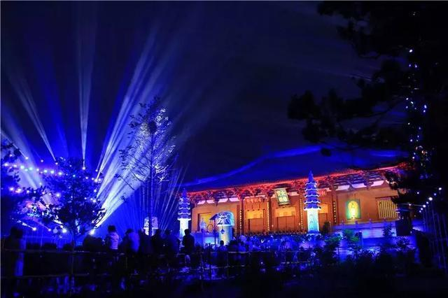 EnvyLighting's tweet photo. 【鸿彩灯光】聆听佛教天籁《华雨缤纷》

大型梵呗祈福音乐会“华雨缤纷”，在山西省五台山大圣竹林寺隆重举行。百余位来自海内外的佛教高僧、知名艺术家、专家学者共同参演，庆祝五台山佛教国际研修班成立十周年，并祈愿世界和平、祖国昌盛、人民幸福！ https://t.co/vdSelPfIqE