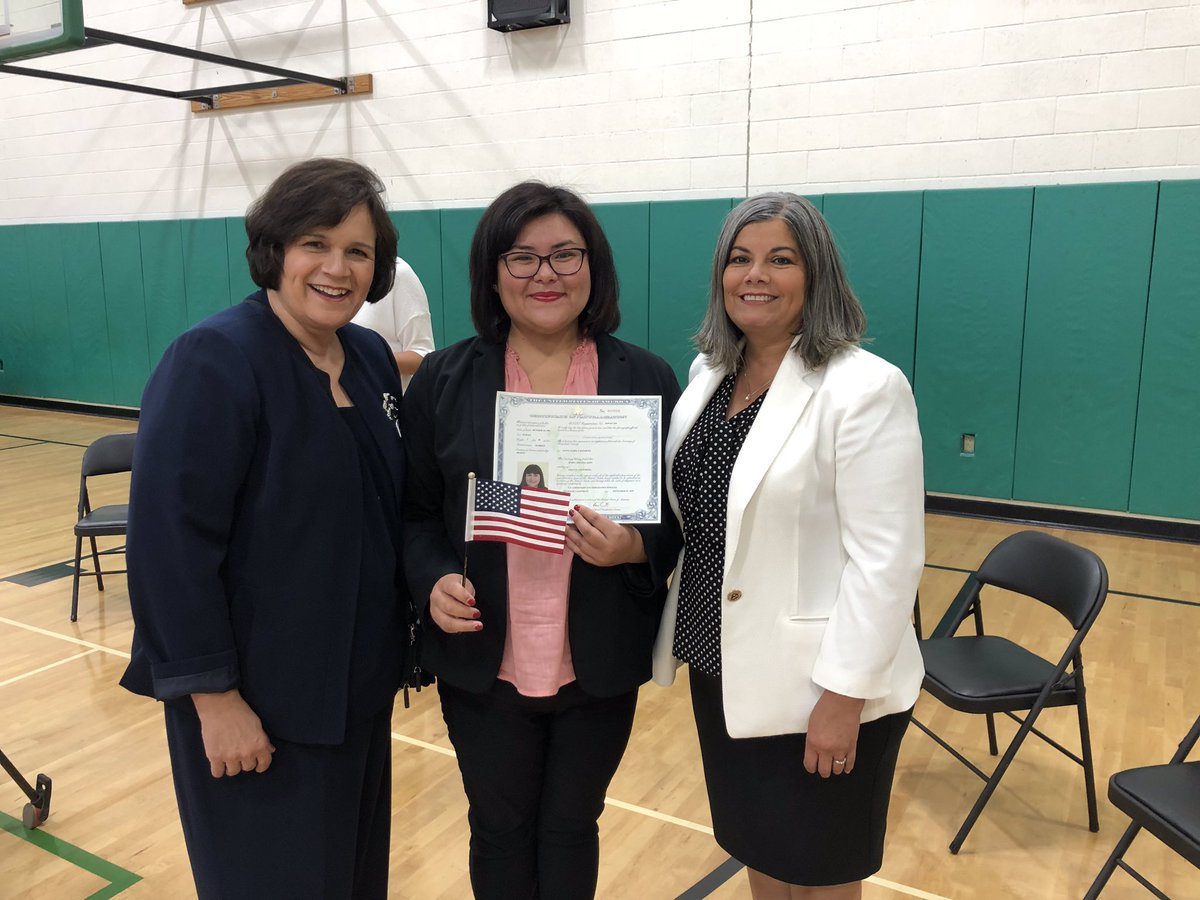 mtothevizzie's tweet photo. Today was surreal. Today I became an American Citizen. Thank you to Gonzales Unified School District for hosting, including my #CALSAFamilia  Superintendent Yvette Irving and Board President Sonia Jaramillo for your support! #KSBWNews8 #NewUSCitizen https://t.co/iSaXDBUwr1