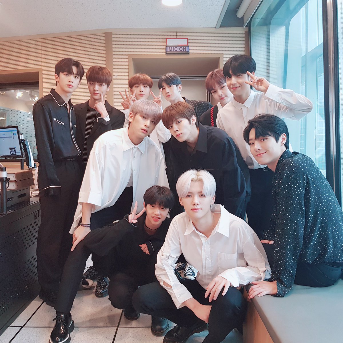 sparklesnow1026's tweet image. [#X1NOTE]
한 시간이 마치 십분처럼 짧게 느껴질 만큼 엑스원의 귀여운 모습을 가득 보여 준 &apos;최화정의 파워타임&apos; 우리 원잇 잘 들으셨나요? 나른한 점심시간에 우리 엑스원이 원잇의 비타민이 되었으면 좋겠어요!❣ 남은 오늘 하루도 우리 더 으쌰으쌰해요! 
 
#X1 #엑스원