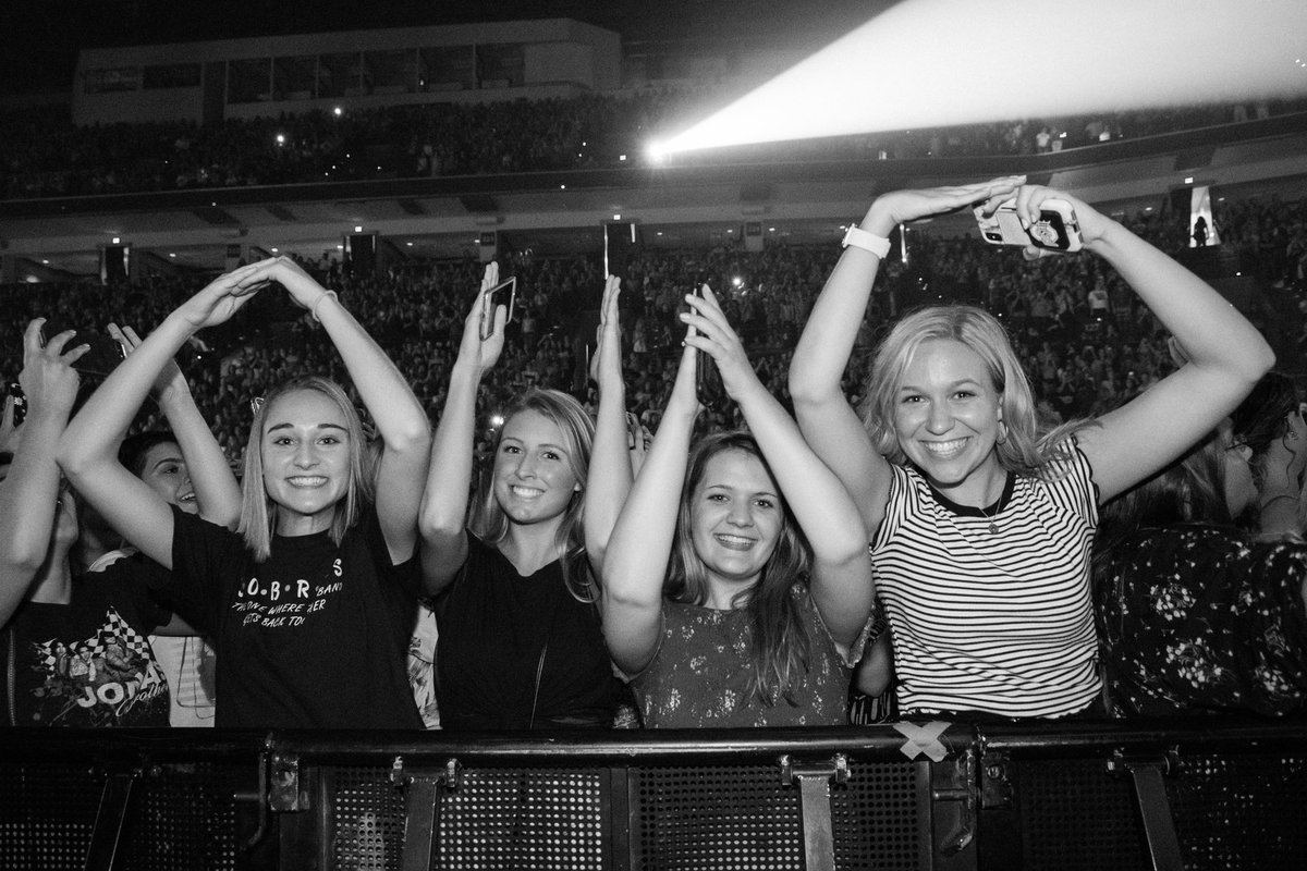 jonasbrothers's tweet photo. Thanks for an awesome night Ohio!! #HappinessBeginsTour https://t.co/i6oPcAjkd8