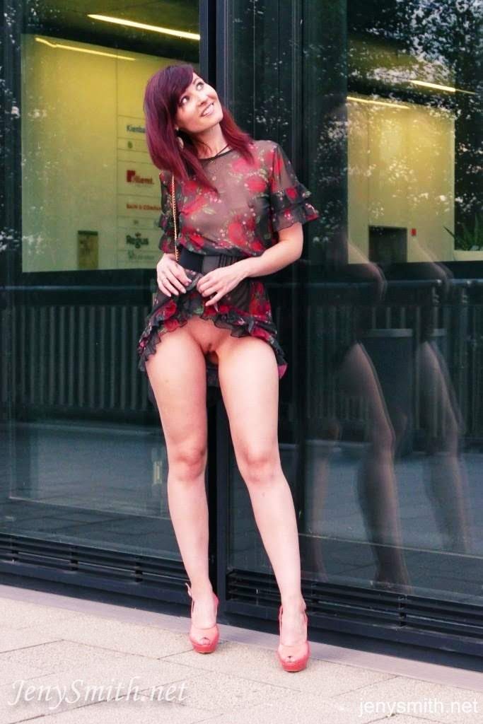 Upskirt babe cumshot outdoor