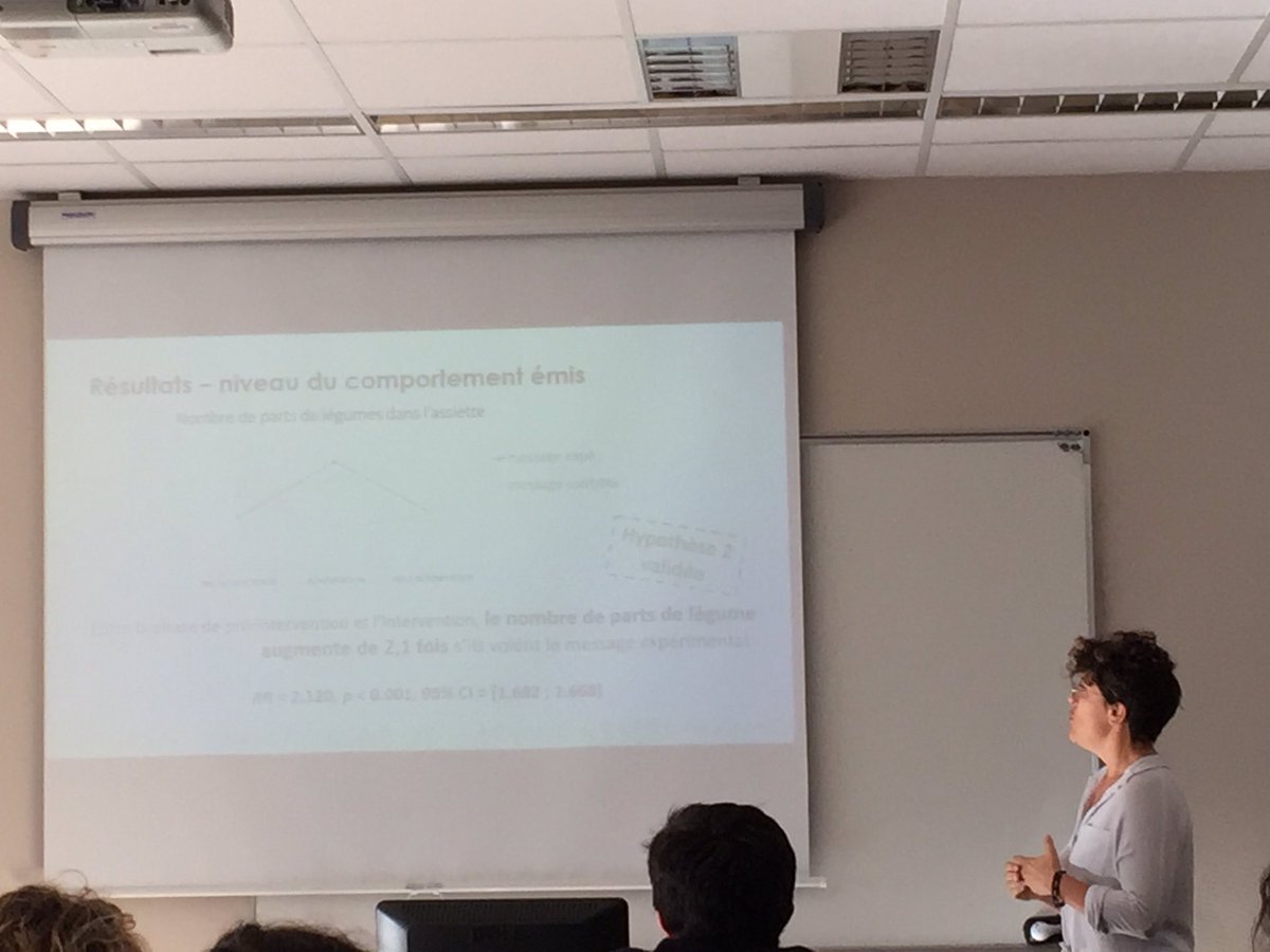 JulienBarbedor's tweet photo. Super communication de @eilimdrahciug à @SFP2019Poitiers ! 👏 L’augmentation de la consommation de légumes via la norme descriptive (affiches). Une intervention simple et efficace pour des résultats efficients ! https://t.co/oOpHLN0q5t
