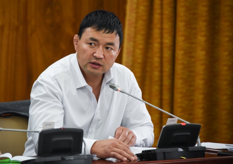 А.Сүхбатын намын гишүүнчлэл ингэж солигдож ирсэн байдаг юм. МБНН ➡️ ИЗН ➡️ АН ➡️ МАН 
Намаас урвах яах вэ, Сүхбат аа, улс орны эрх ашгаас ингэж урваж чи яах гээд байгаа юм бэ? Угаасаа чи дахиж сонгогдохгүй, загасны сүв ярьдаг бачка байсан гэж дурсагдана, ганц зөв кнопдоод яваач?