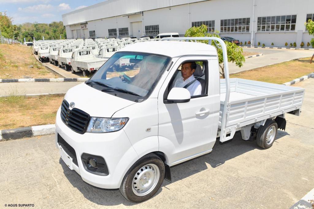 Menyambut gembira beroperasinya pabrik mobil Esemka milik PT Solo Manufaktur Kreasi di Boyolali, hari ini, beserta fasilitasnya. 

Kendati bukan mobil nasional, sebagai produk dalam negeri, tentu kehadiran Esemka memberikan efek berantai bagi industri pemasok lokal lainnya.