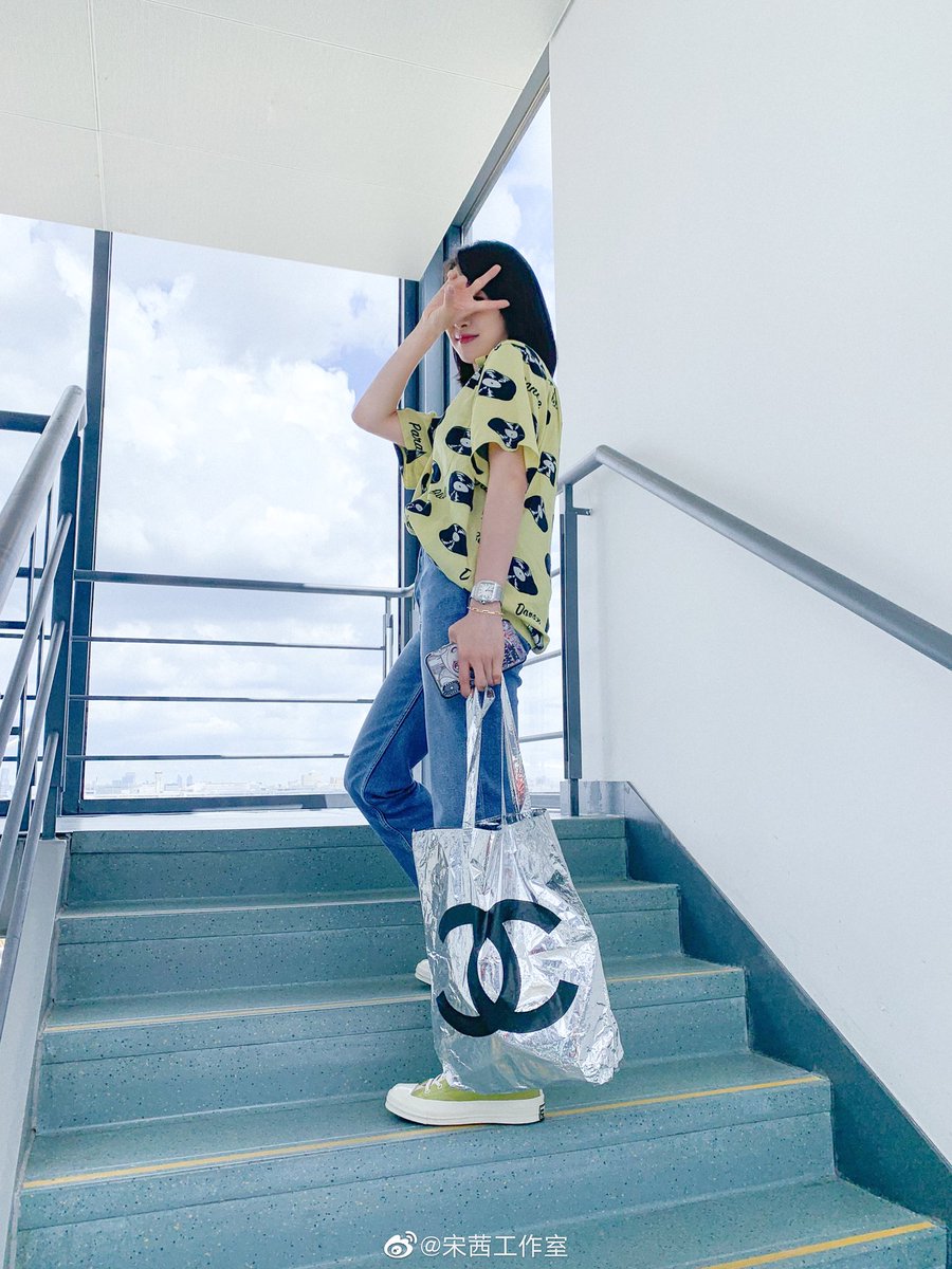 songqianbar's tweet photo. #VictoriaSong #SongQian #宋茜
190905 Shanghai✈️Beijing
#10YearsWithVictoria 
#宋茜出道十周年快乐
[VicSong Studio Update] https://t.co/tMiWG8A06U