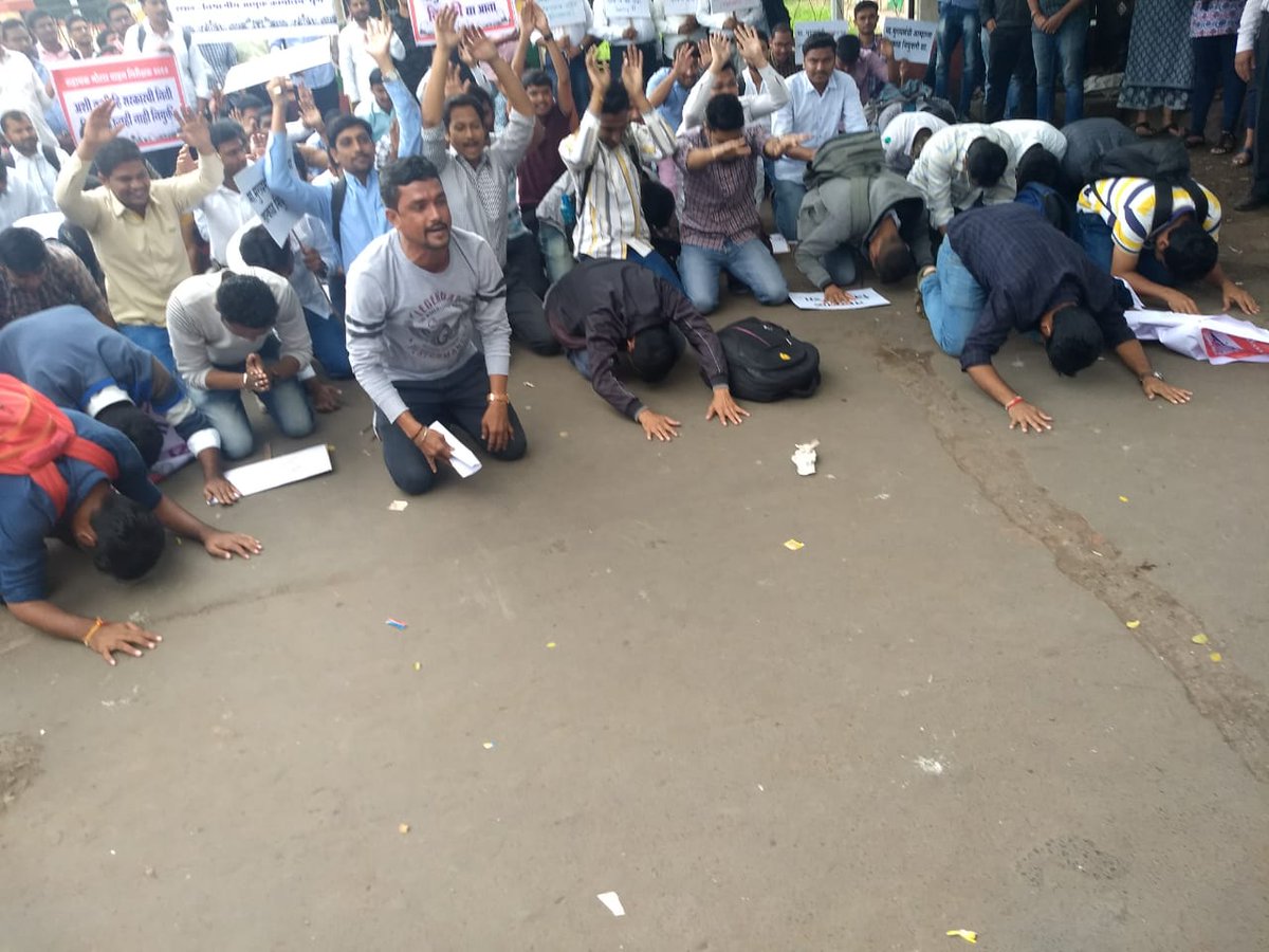 SakalMediaNews's tweet photo. #पुणे : राज्य सरकारकडून लवकरात लवकर नियुक्ती व्हावी यासाठी पुणे स्टेशन महात्मा गांधी पुतळा या ठिकाणाहून दंडवत घालून उपोषणाला सुरुवात झाली. विभागीय आयुक्त कार्यालय पुणे येथे सर्व अधिकारी मंडळी बेमुदत उपोषणाला आजपासून बसणार आहेत.
#MPSC @Dev_Fadnavis @CMOMaharashtra https://t.co/mEOTnlcrZc