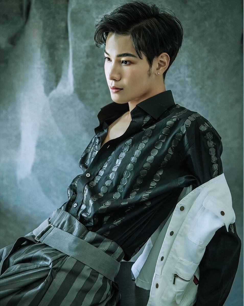 Phanit67679306's tweet photo. @MagazineHunterZ ดาเมทแรงทุกรูปแต่อันนี้สุดๆ
#SingtoPrachaya 
#สมุนจ้าวป่า 
#MagazineHunter https://t.co/GSiCunIRRP